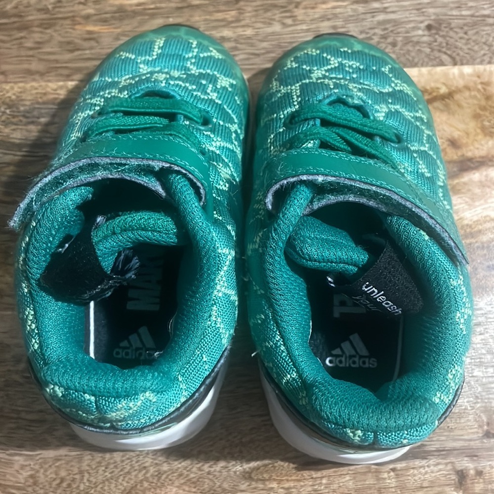 ADIDAS MARVEL RAPIDRUN HULK AVENGERS SHOES SNEAKER Sz 5 kids toddlers 5K - Picture 2 of 7